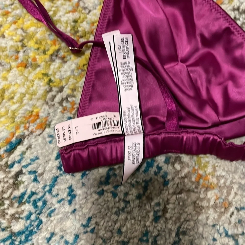 𝅺Victoria’s Secret Triangle Shaped Bra Size L